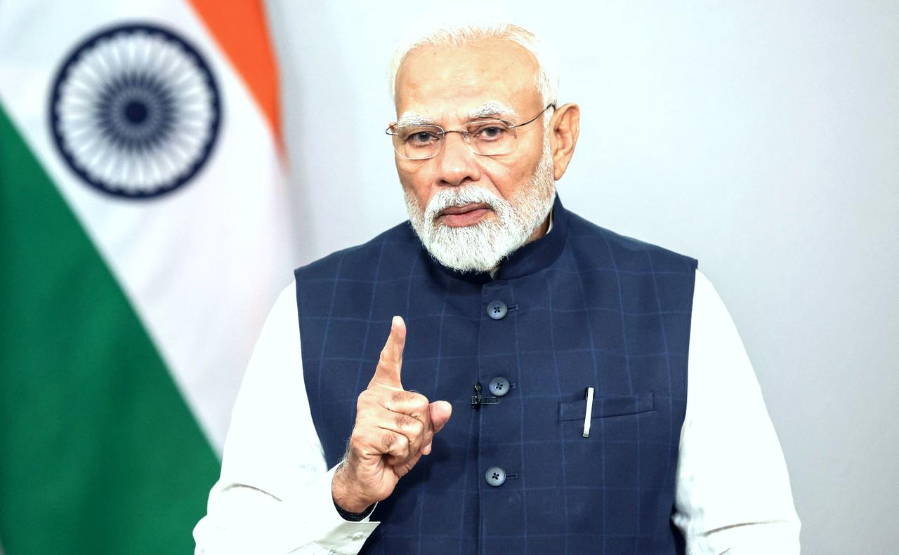 莫迪未打电话，特朗普将开出500％关税惩罚印度！印股市应声狂跌。莫迪此举却迎