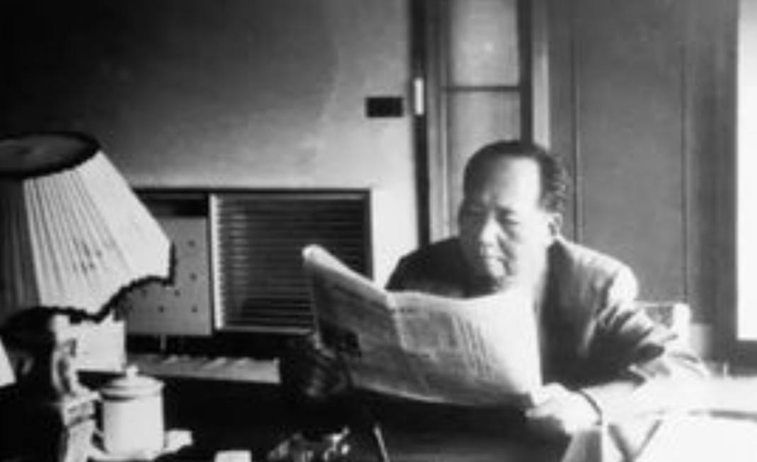1976年，东北吉林降落了罕见的陨石雨，毛主席对小护士孟锦云说：“天上掉下大石头