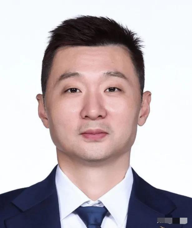 太解气！一年前骂于德豪，一年后被山东打崩，新疆男篮彻底丢了魂，这球输透了！去