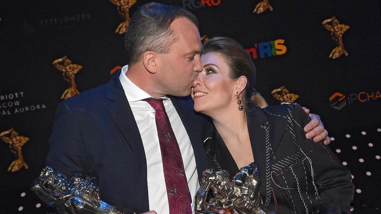 1、斯卡贝耶娃和波波夫买了一栋价值1.5亿卢布的豪宅。据《内部人士》报道,在战争