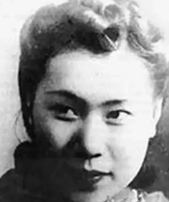 1951年，徐静斐去探望生病的父亲徐悲鸿。看到28岁的继母廖静文吃窝头就咸菜，顿
