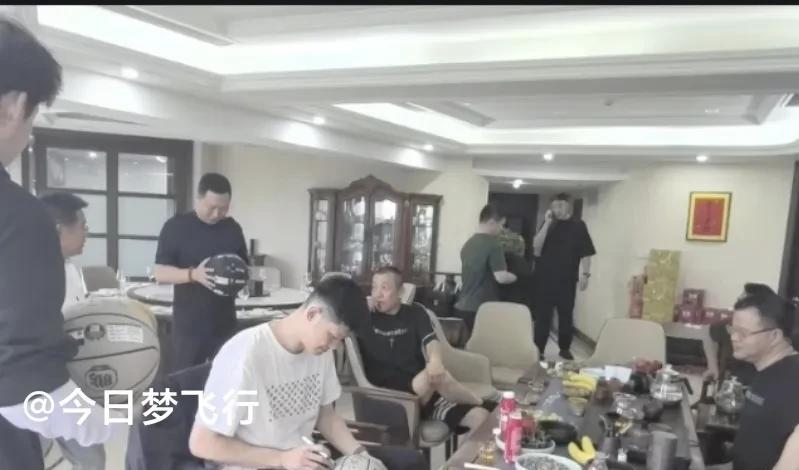 胡金秋造访浙江省新疆商会！近日，CBA冠军球员广厦队胡金秋在杭州造访了浙江省新