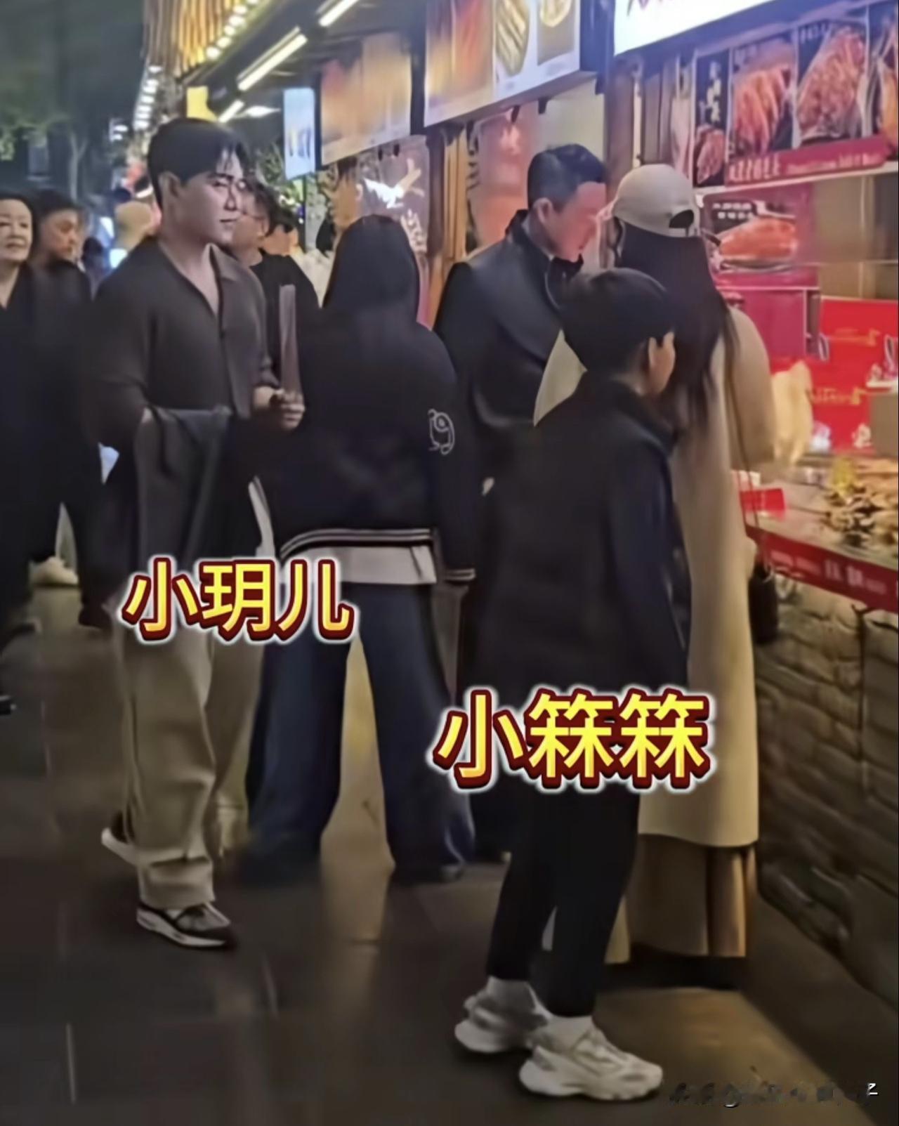 汪小菲马筱梅带儿女在成都逛街，看到这温馨的画面，大S在另一个世界，一定非常欣慰吧