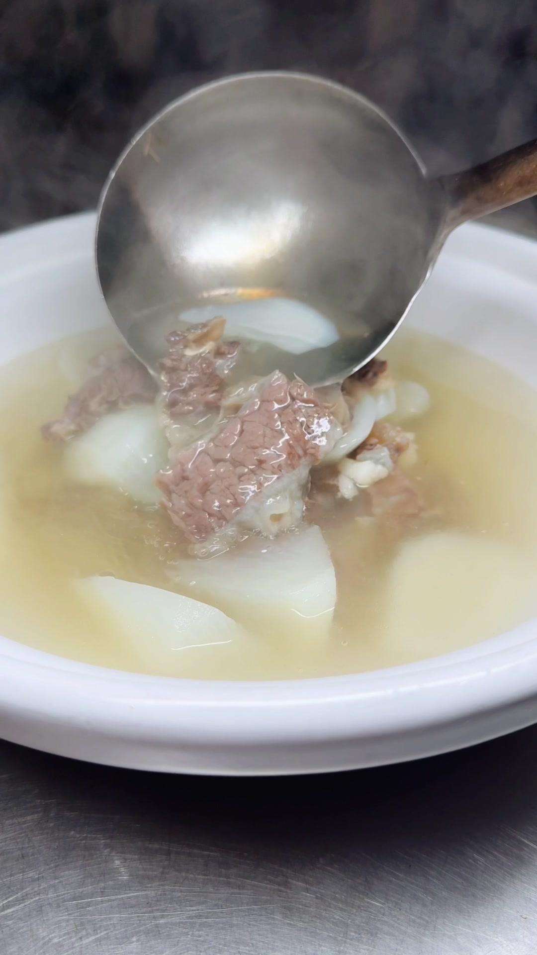 清炖牛腩萝卜汤，鲜掉眉毛！🍲清炖牛腩萝卜汤，好喝到连汤都不剩！牛腩焯水去血水，