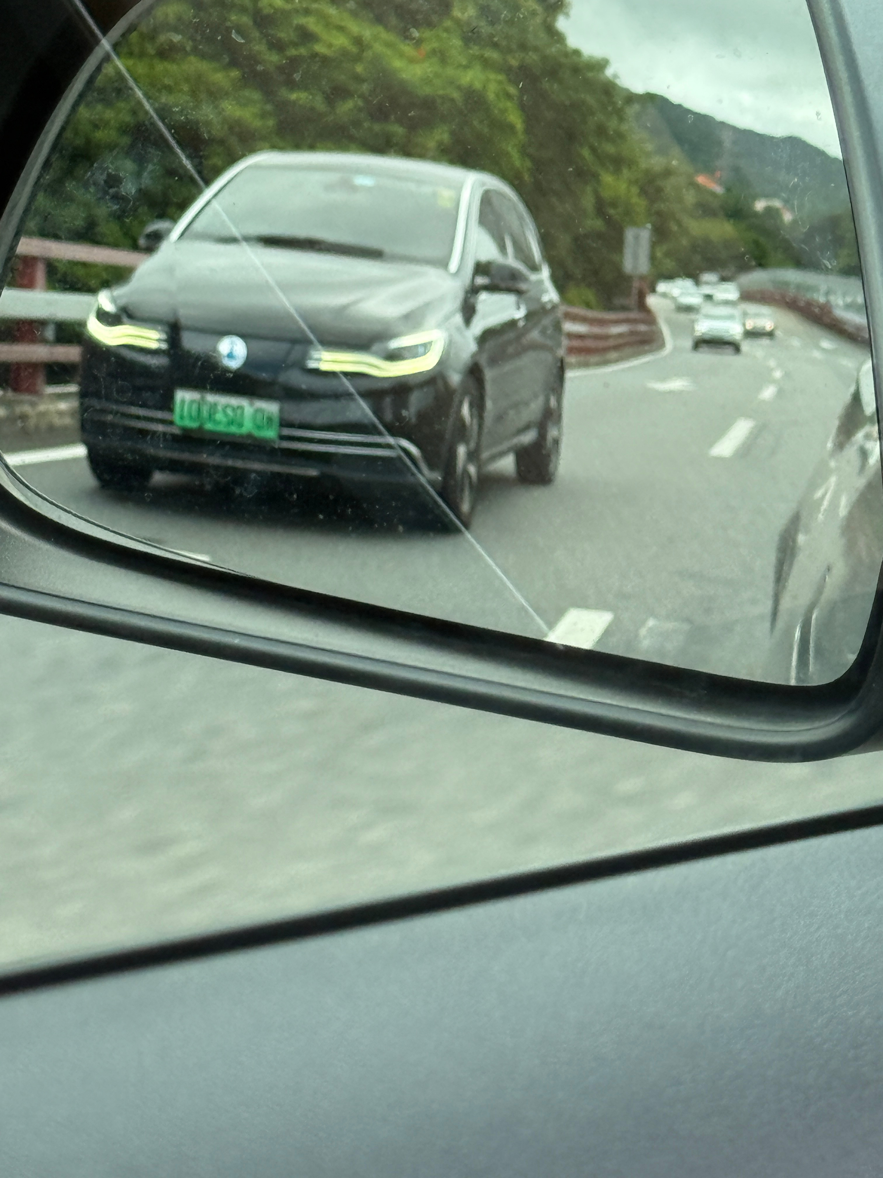 难得能碰到这个车，这是当年比亚迪+奔驰戴姆勒合资打造的纯电旅行轿车，这个车18年