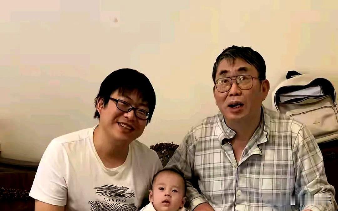 棋圣聂卫平，进了儿子家就瘫在沙发上，三秒入睡。儿媳没去端茶倒水。她直接把孙子