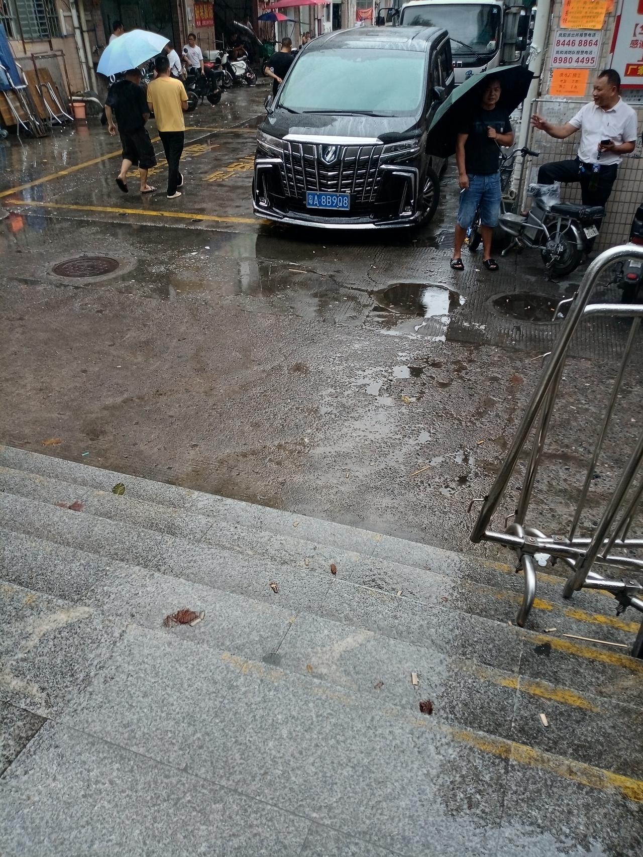 广州海珠区鹭江村工业区里面，一台豪华版本的商务车各外显眼，是服装厂老板的座驾。