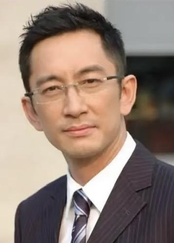 演员吴启华说，香港和内地收入差距太大了，在TVB累死累活一个月，还没有我在内地拍