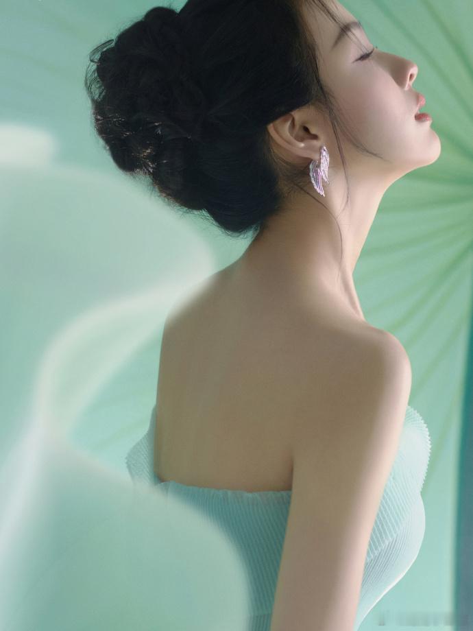 陈都灵星光大赏第二套陈都灵的第二套造型以薄荷绿为主调，清新的色彩和精致的妆容交相