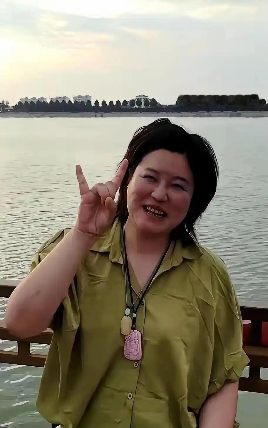 没人能想到，当年1米78、九头身的超模于娜，如今会变成在人群里毫不起眼的短发大姐