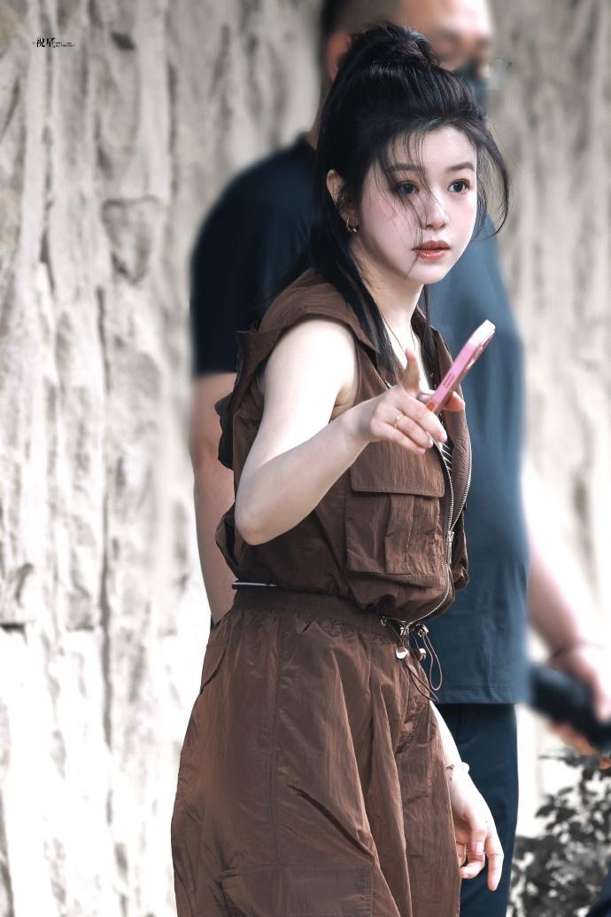 陈妍希真会赶时髦！一身美拉德穿搭，洋气又高级！