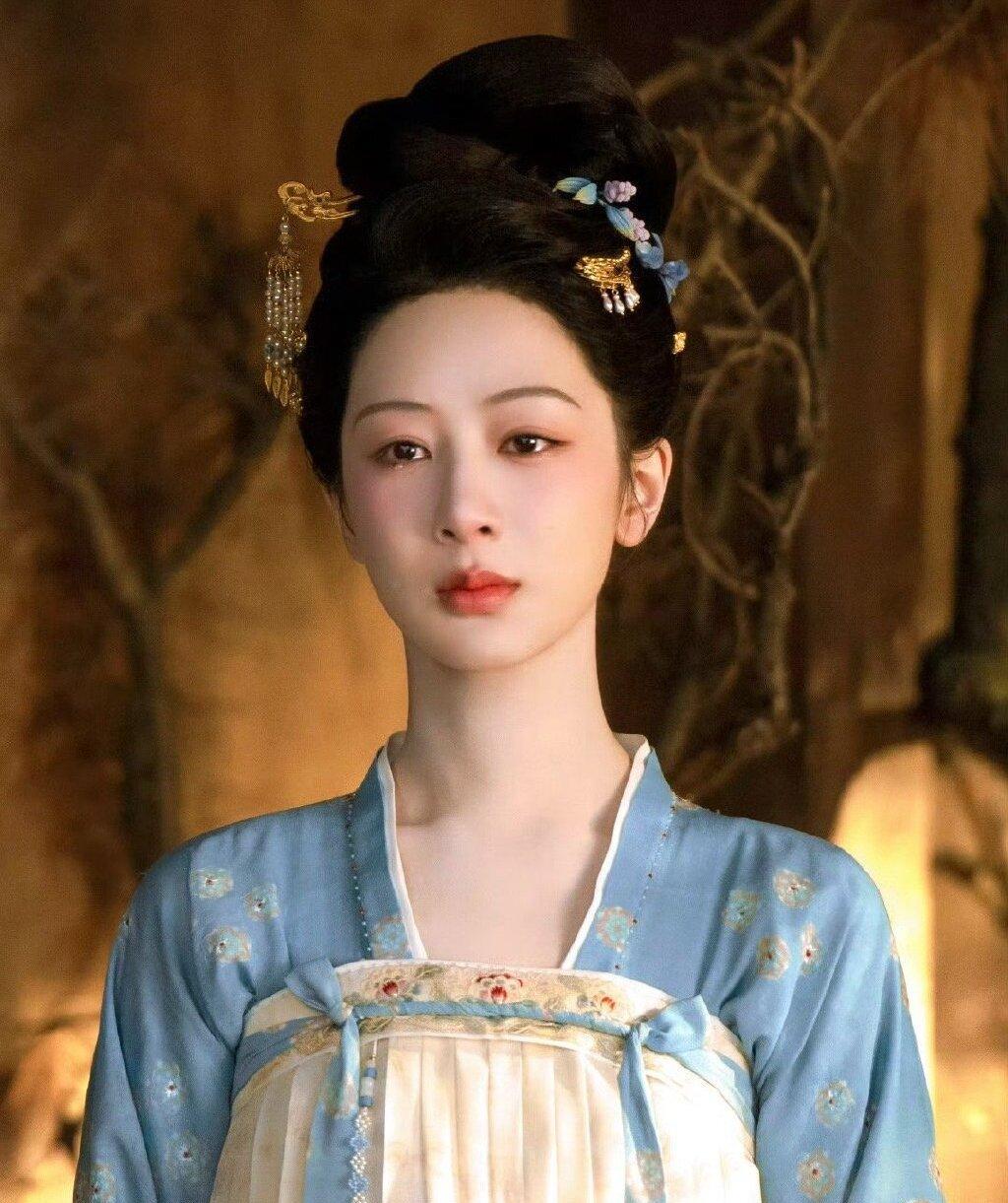 晋武帝司马炎的皇后杨艳病死前，说：“我死了之后，皇后一定要是我妹妹杨芷。”司马炎