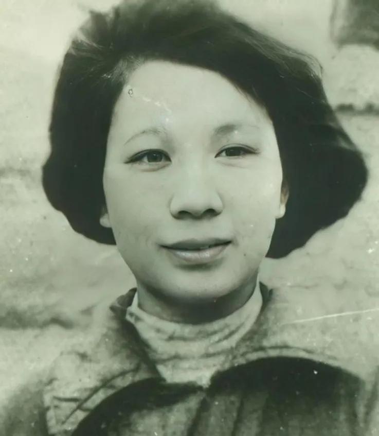 1949年，渣滓洞大屠杀中，盛国玉在枪响前倒地装死，不久，特务进来补枪，还用枪托