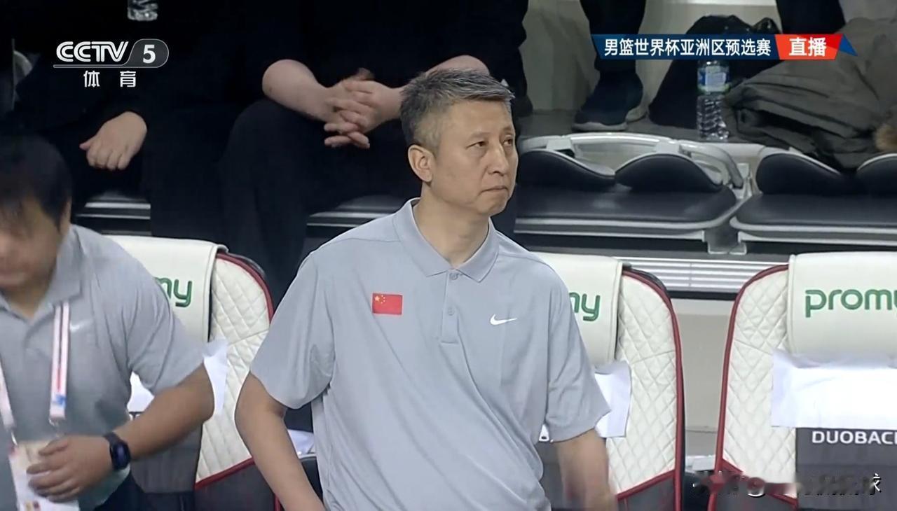 中国男篮主帅郭士强真是彻底的懵了！在今天中国男篮客场挑战韩国男篮的比赛中，当时比