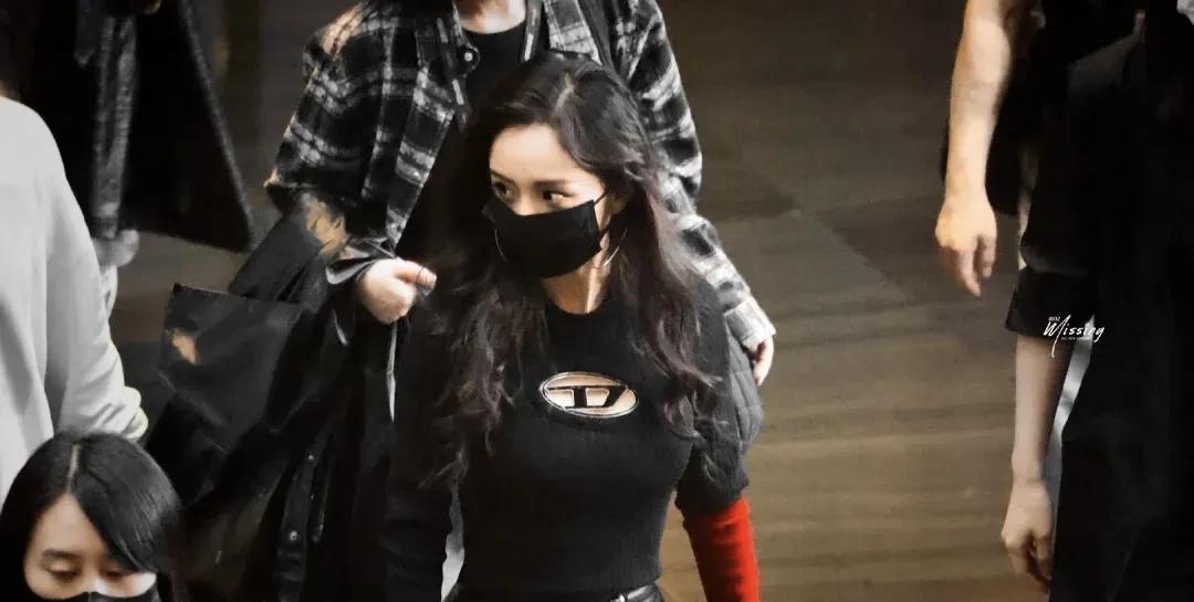 杨幂紧身衫短皮裙大长腿！这身材特点体现的淋漓尽致～