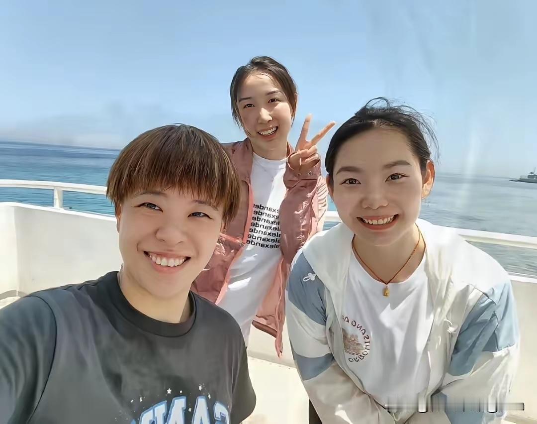 国乒美女钱天一看来心情不错，发了一组同大迪和佳佳游玩的照片。照片中的钱天一仍