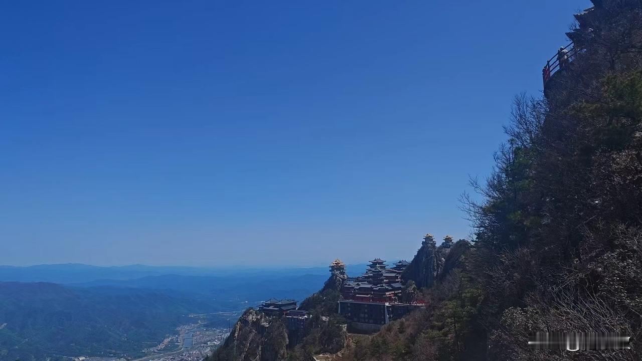 多少人奔赴千里，只为看一眼老君山的人间仙境总有一座山，让无数人翻山越岭、奔赴