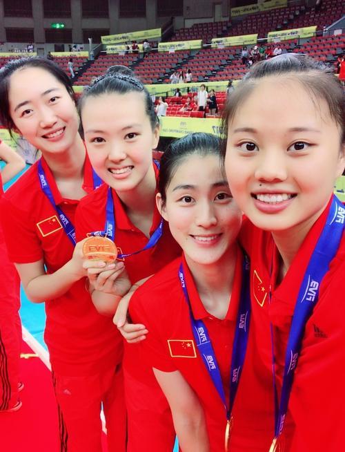 四美同框：我认出了琼花玉貌的张常宁，龙眉凤目的刁琳宇，颜若舜华的龚翔宇，左一那位