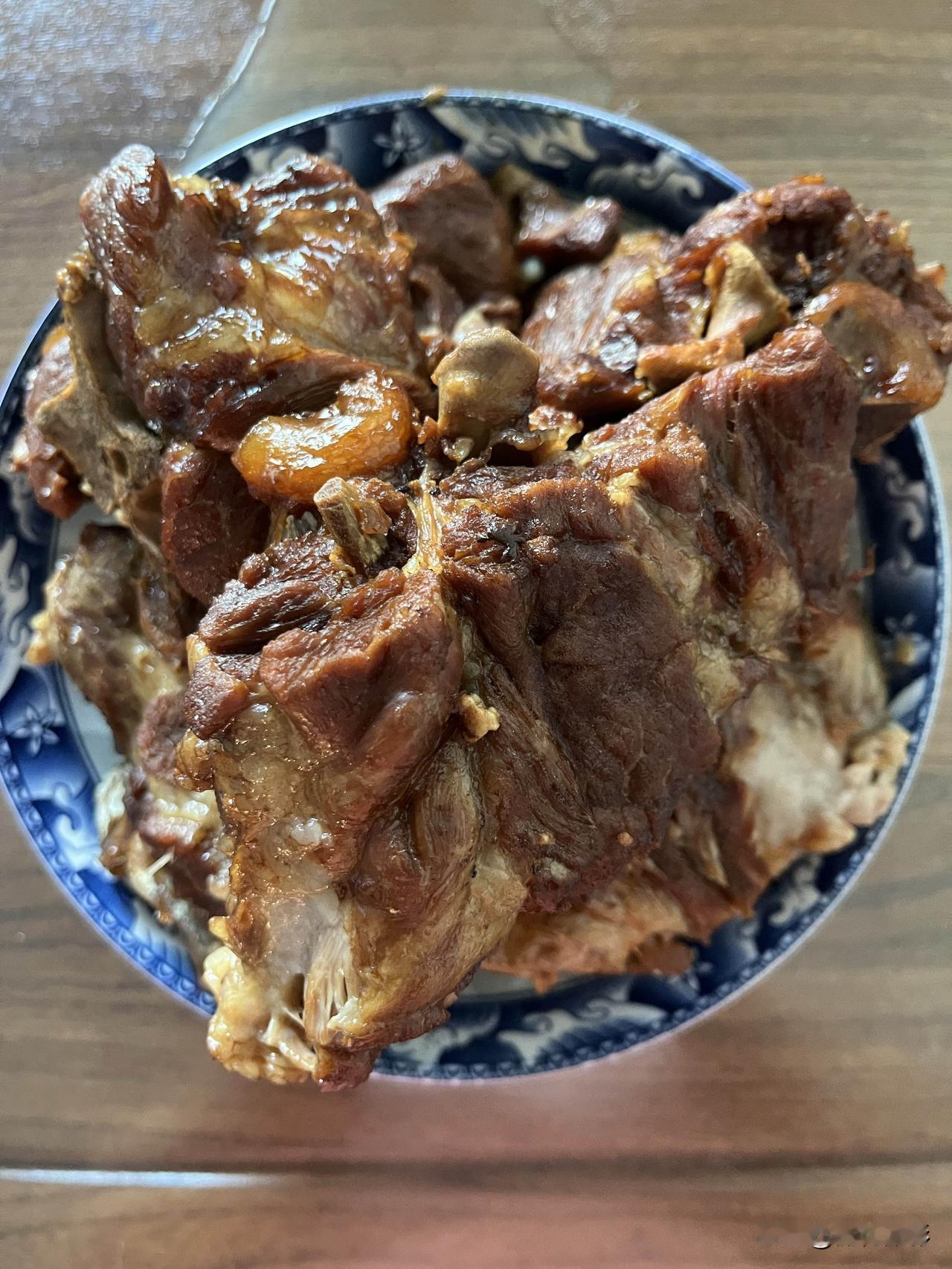 好友们晚上好！周日快乐，晚餐香香！今天的晚餐：酱梅花骨手撕包菜杂粮饭玉米