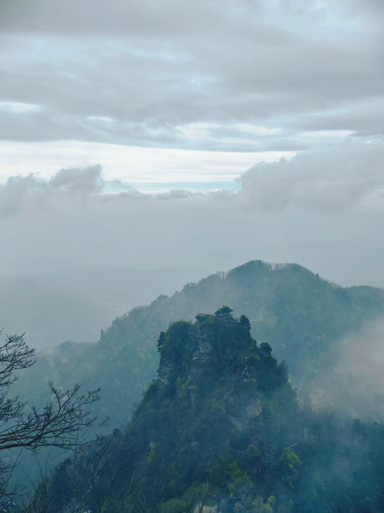 湖北十堰旅游，武当山美景攻略📸武当山直接美成人间仙境✨青山叠翠云雾缭绕，红墙