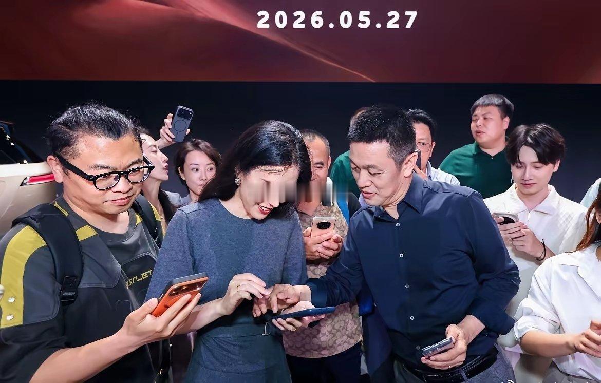 蔚来老板娘太会秀！发布会现场带头锁单合影，晒合照好甜蜜