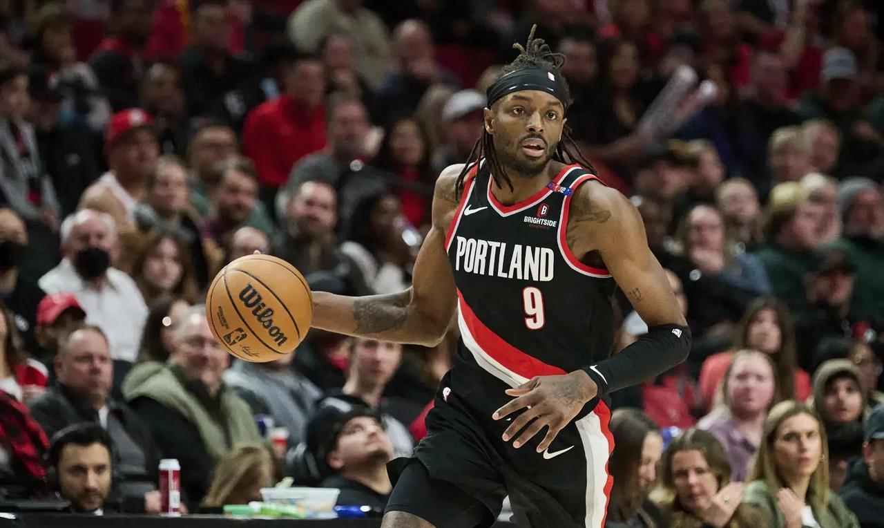 #NBA交易最新动态#据EvanSidery报道，开拓者正积极寻求交易锋线核