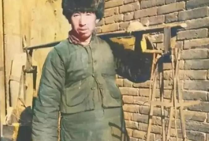1941年，一个卖油郎的汉奸搭话村口孩童问：“村里住多少八路？”小孩子毫无防备，