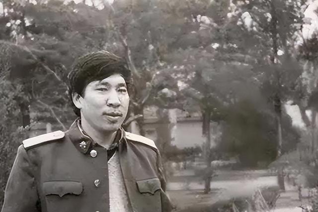 1981年底，提干失败的解放军阎连科办好退伍证后回了老家嵩县。一天，他正在田里播