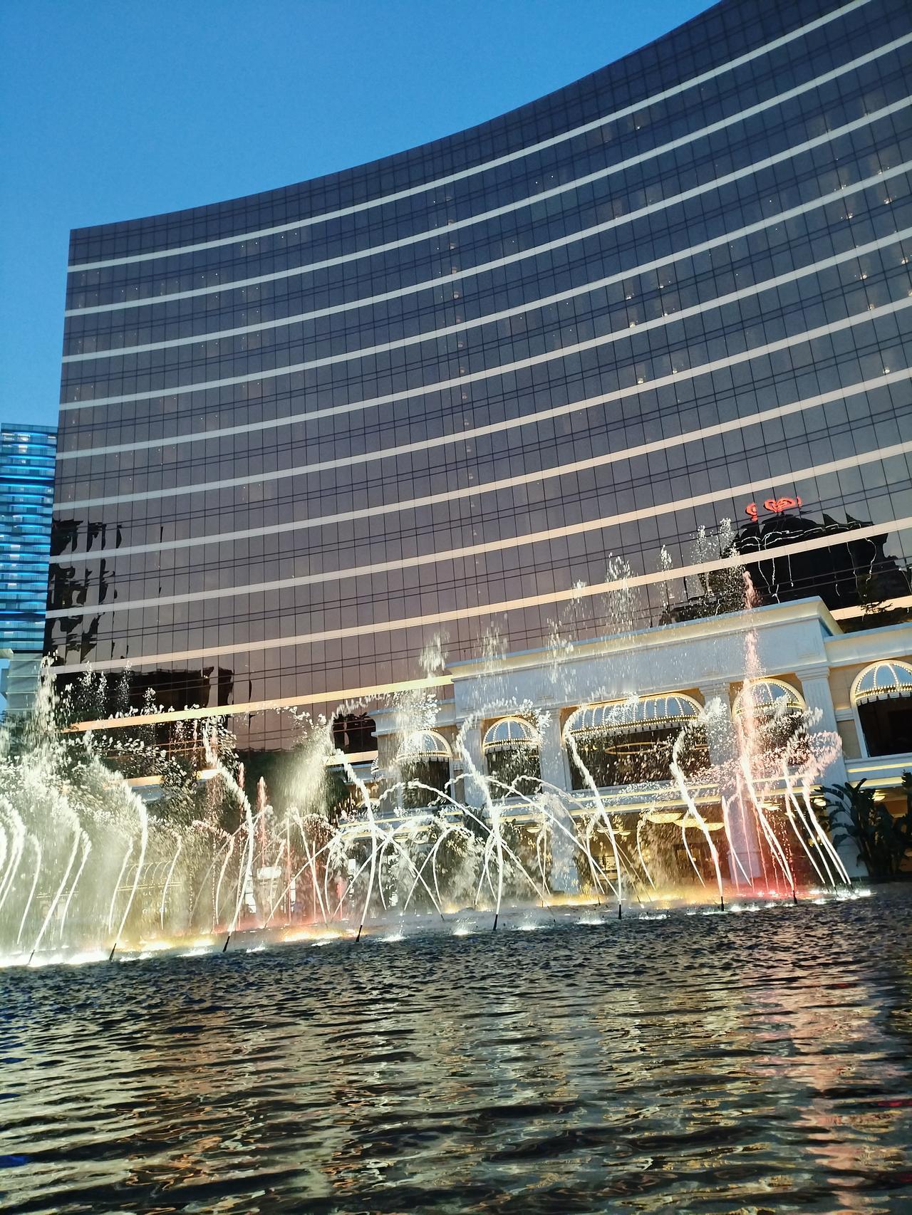 我们中国的旅游业发展瓶颈就是太正规了。与很多人想的相反，大家以为旅游市场越来越规