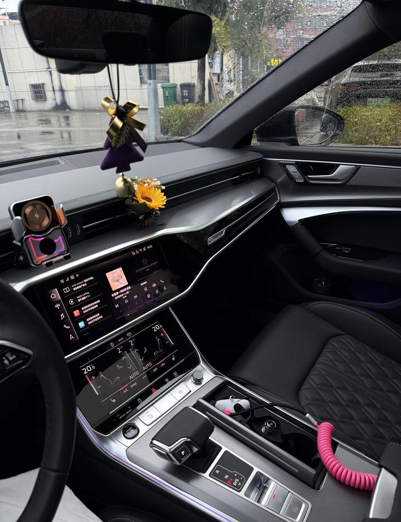 47.99万就能把“星夜蓝”开回家，听起来像爽文。我上周陪朋友试驾，销售一句“