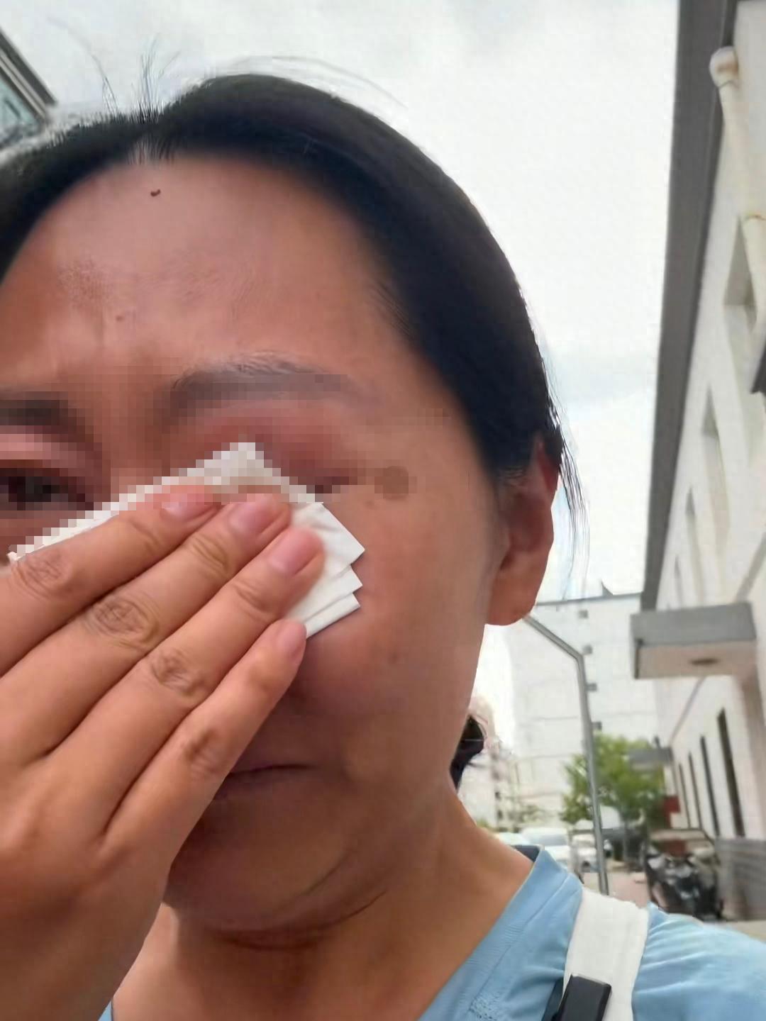 甘肃，女子遛狗时，发现一个老人坐着轮椅，栽倒在沟里，她很着急就过去想扶老人，但她