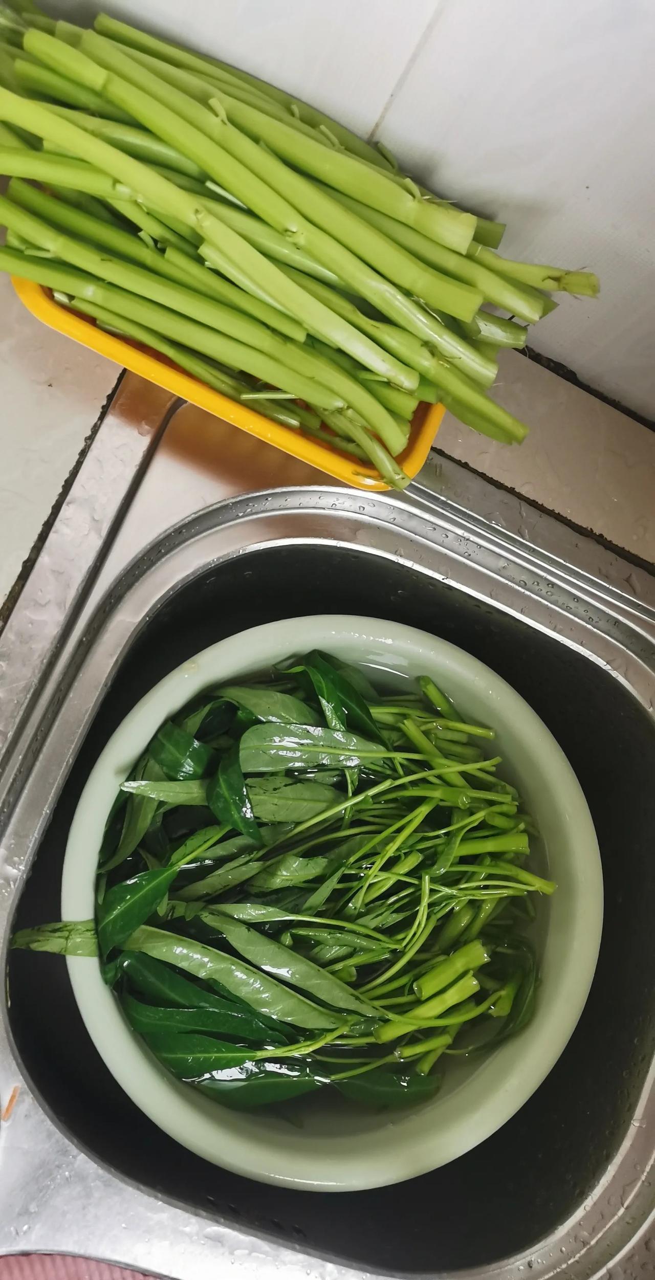 今年买了一把最贵的空心菜，花了3块9毛8。以前买的空心菜，都是1块5毛8或者1块
