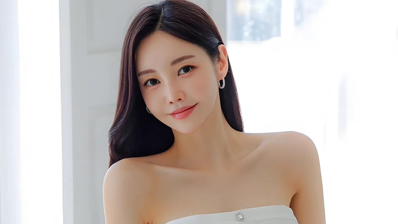 朱唇轻启吐兰气, 徐言慢语醉相依, 略施粉黛颜色好, 妩媚妖娆气质高