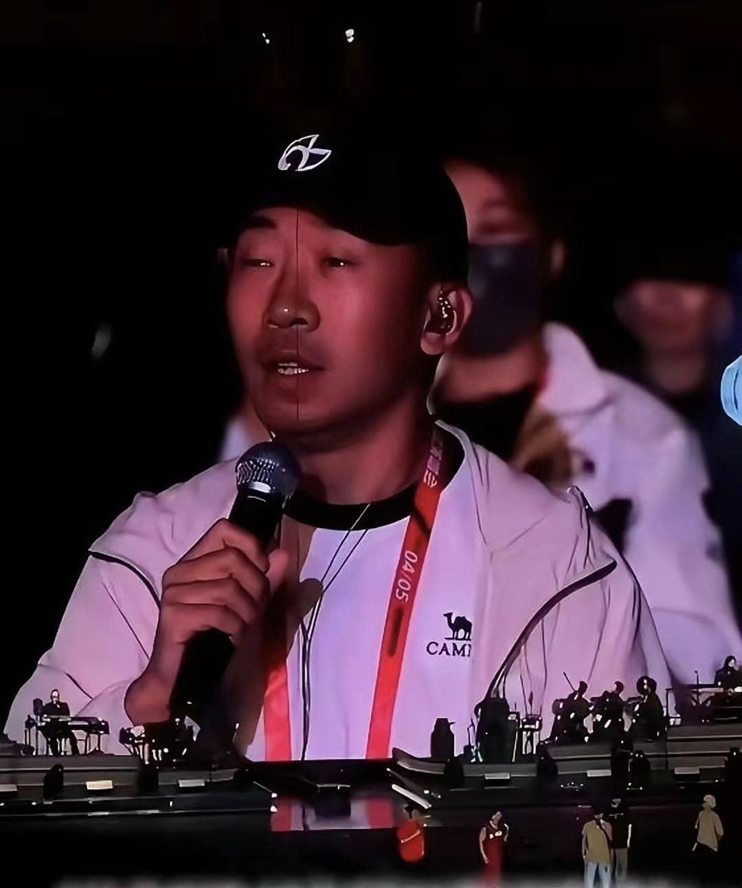 周杰伦演唱会现场，杨迪被幸运抽中点歌。满心期待想点《半兽人》，却被周杰伦摆手告知没有准备。眼看场面即