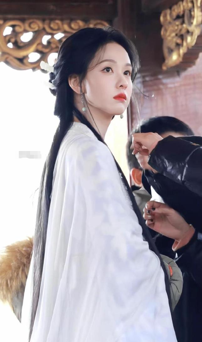 陈都灵被内涵了今天好几个热搜说高学历小花是木头美人，说她爱营销高学历等，很多人
