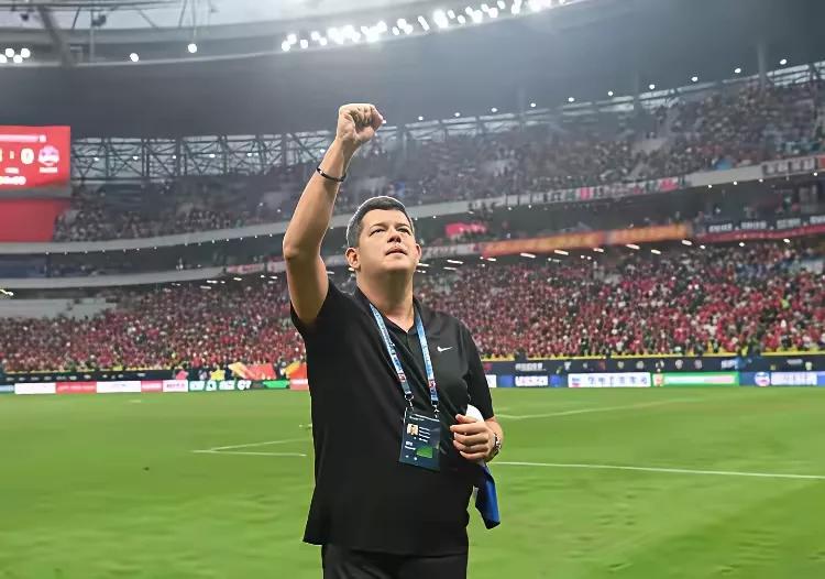 青岛海牛主帅米兰不再走极端还是有了可喜的变化青岛海牛去年赛罢更换了主教练