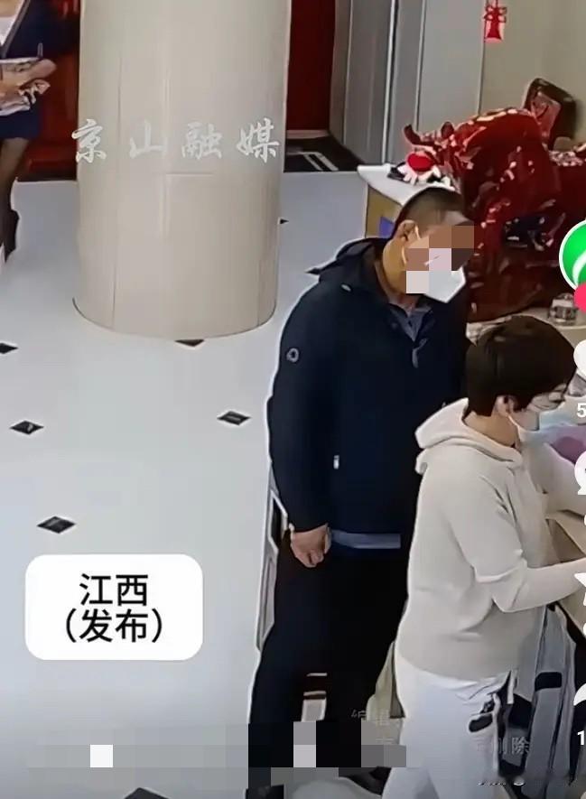 江西一家酒店前台，一对夫妻正结账呢，门口走过个美女。丈夫那眼睛，跟着人家背影就挪