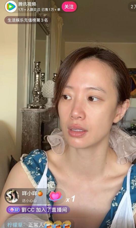 直播被问是不是病了，素颜李梦咧嘴一笑：没化妆而已，于正说我丑衣服穿不完，可我改不了，姐把劲全使在戏里