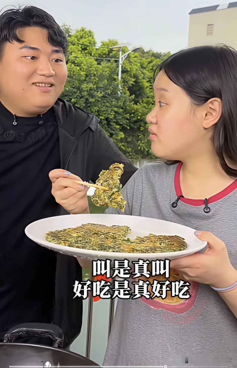 张家齐再待下去是真要胖了。全进华这投喂频率，早上煎蛋加双份芝士，中午红烧排