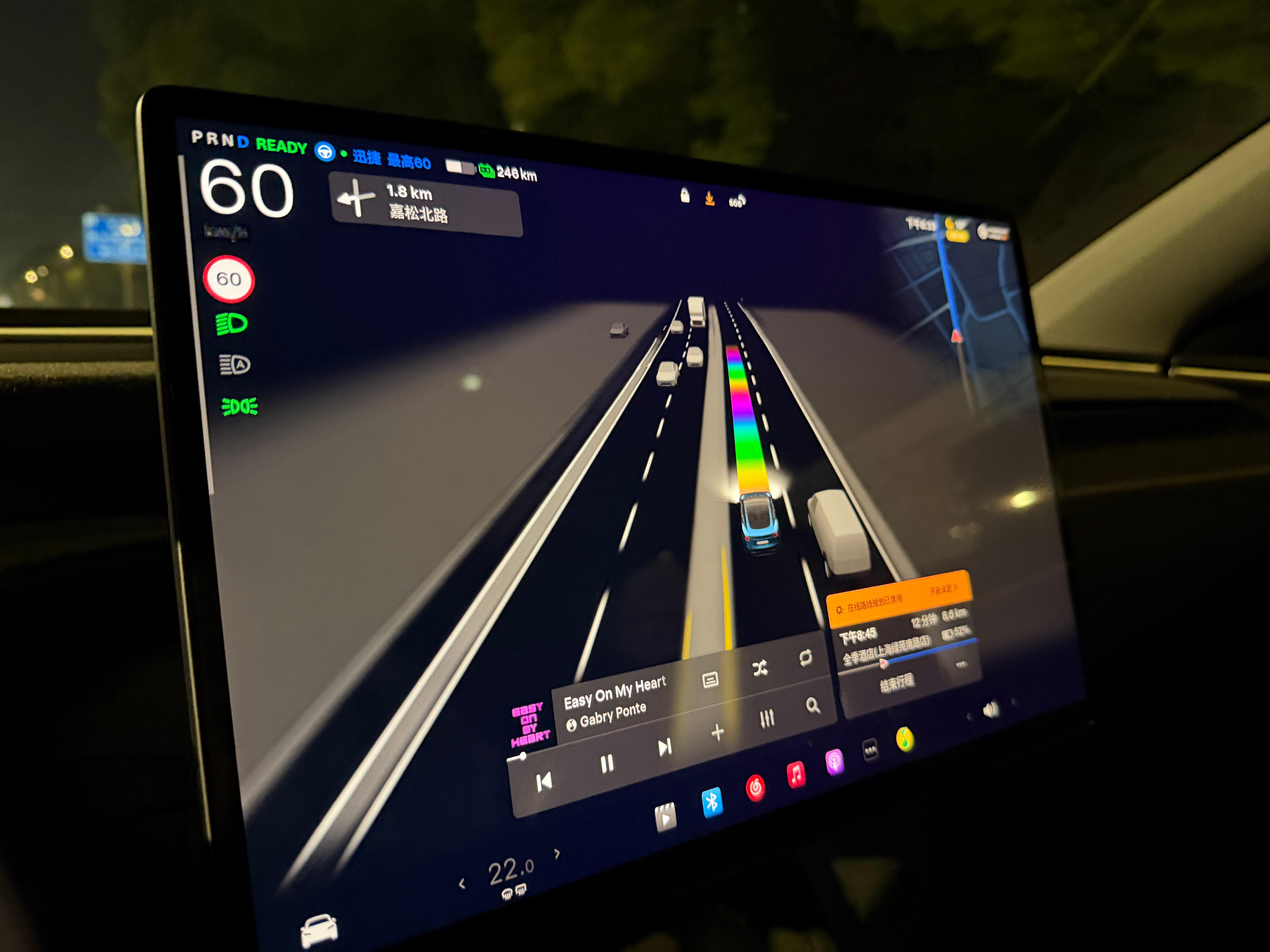 体验了一下特斯拉最新的FSD驾驶风格挺激进红绿灯路口起步也不拖沓路口还会礼让行