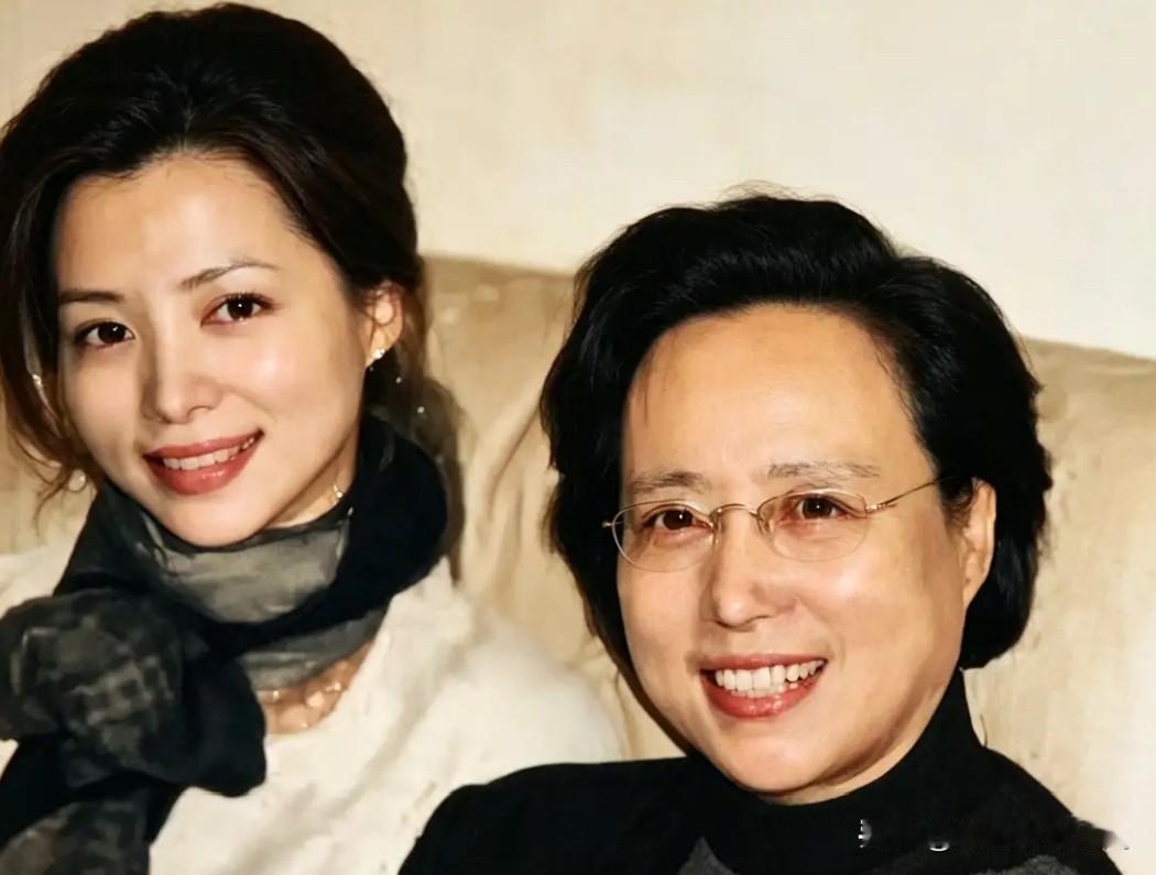 这是董卿与母亲金路德一张十分罕见的珍贵合影。金路德是复旦大学物理系毕业的高材生。