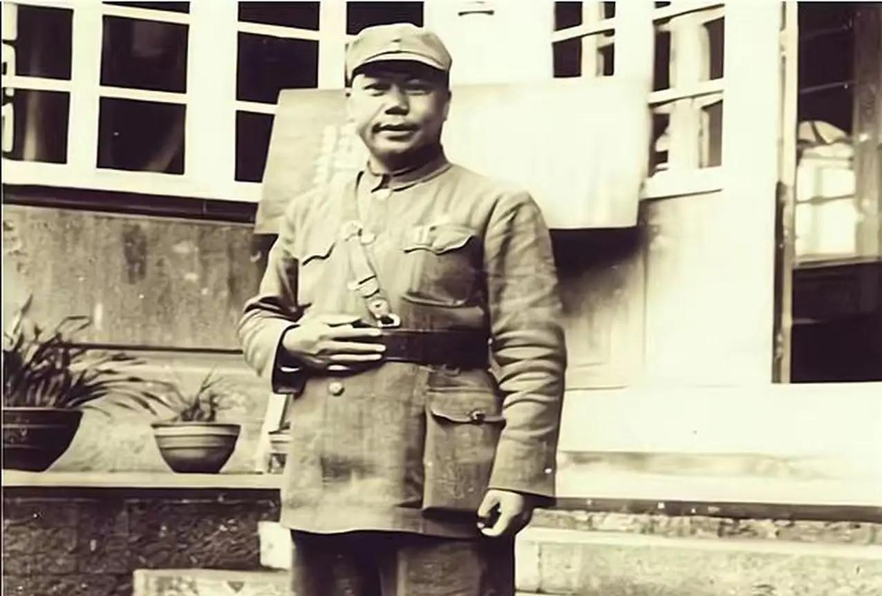 1950年，一个公安便衣在买烟时，发现烟馆的老板坐姿端正，看报纸时，双手还举到胸