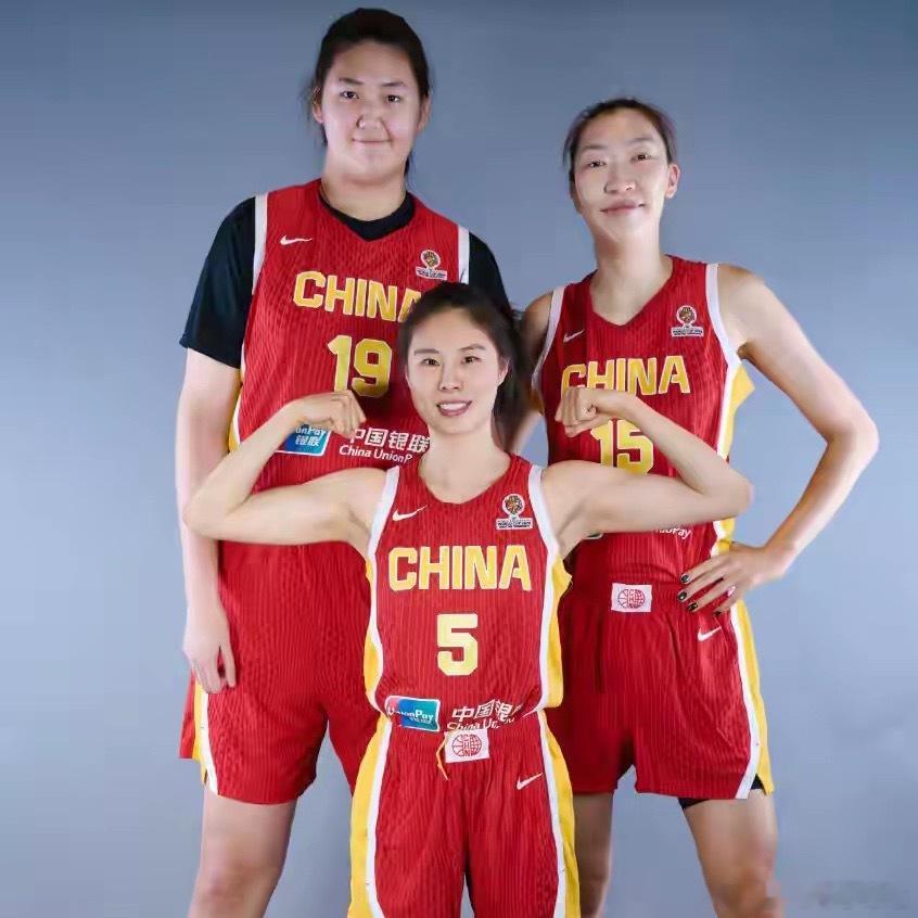 北京时间4月9日，中国女篮传来三大核心动态。李月汝与达拉斯飞翼签下训练营合同，冲