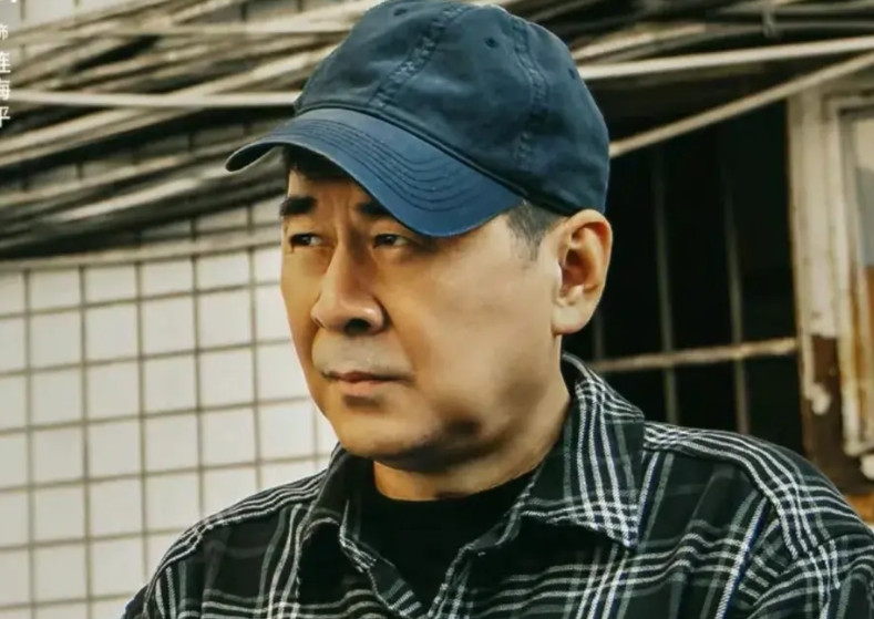 《暗潮缉凶》大结局，可笑的不是陈建斌歪戴的帽子，也不是陈建斌这件穿了19集的格子