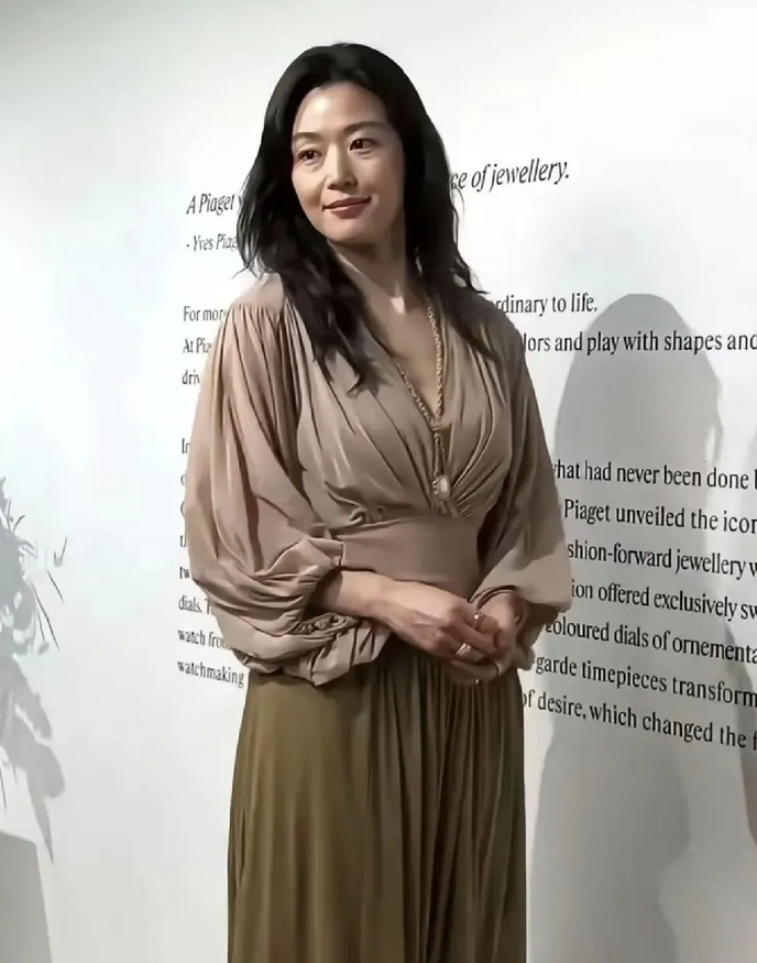 全智贤眼袋抢镜！容颜易逝气质仍在线