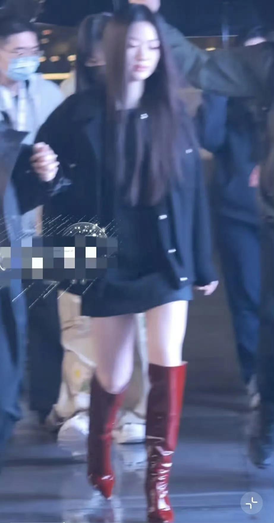 从舞台发光到强撑营业，单依纯的这场风波，到底带走了什么？上海沙宣活动现场，