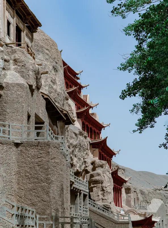 甘肃敦煌莫高窟为啥这么火，去一趟就明白了。它坐落在河西走廊西端，在鸣沙山和三危山