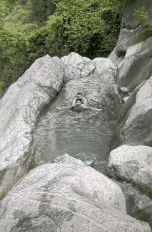 这里简直是世外桃源，在这里游泳也太爽了！社会百态