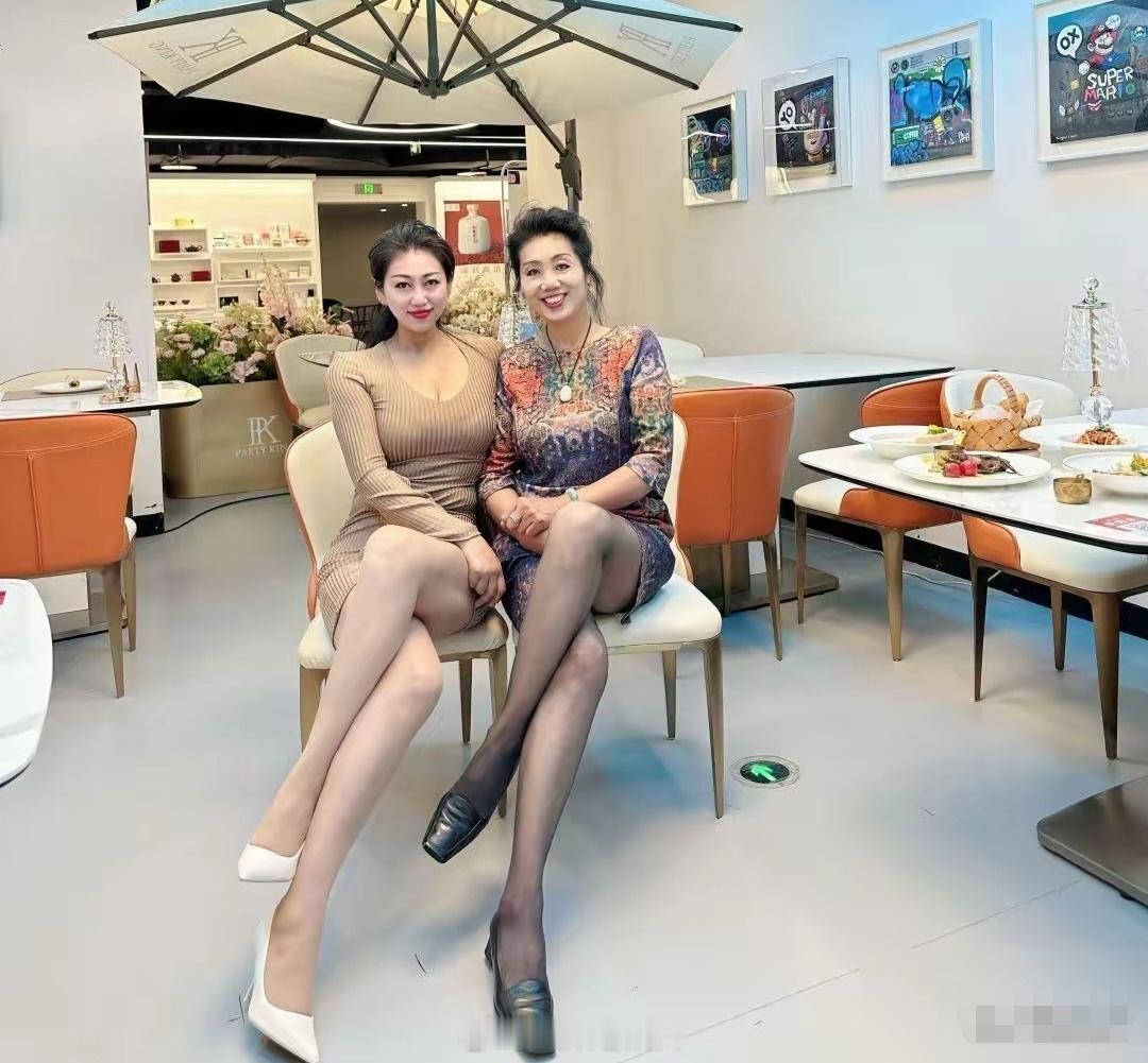 深圳母女俩合影，大姨也太精致了！现在摄影技术，80后与60后傻傻分不清。