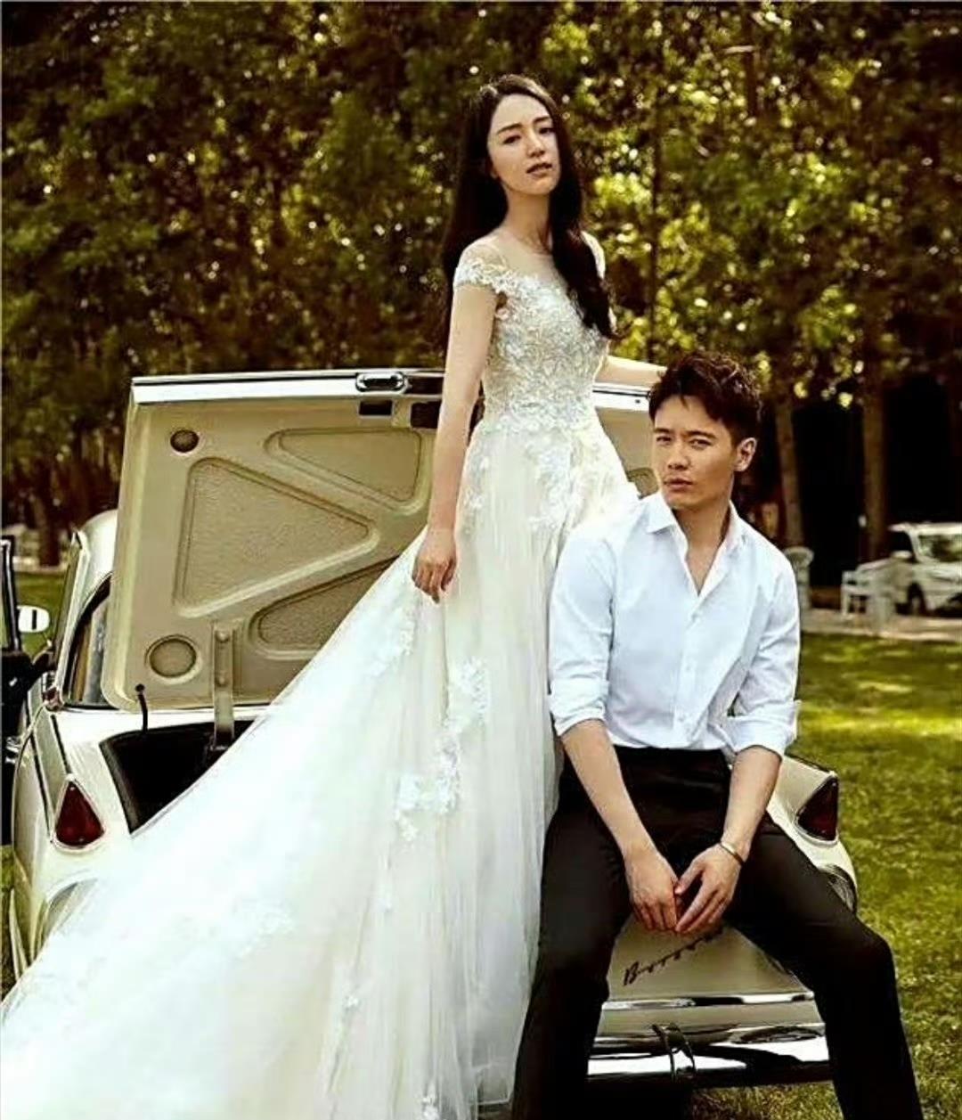 当年的董璇和高云翔的结婚照真的是郎才女貌啊。但是高云翔这个风波在娱乐圈还是很大的